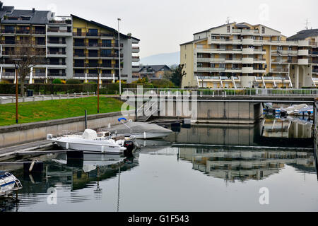 Piccole barche nel porto di Aix-les-Bains Francia sudorientale del lago (Lac) du Bouget con moderni edifici di appartamenti Foto Stock