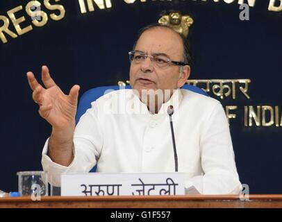 Unione indiana il Ministro delle finanze, affari aziendali e informazioni & Broadcasting, Arun Jaitley durante un briefing media Maggio 13, 2016 a New Delhi, India. Foto Stock