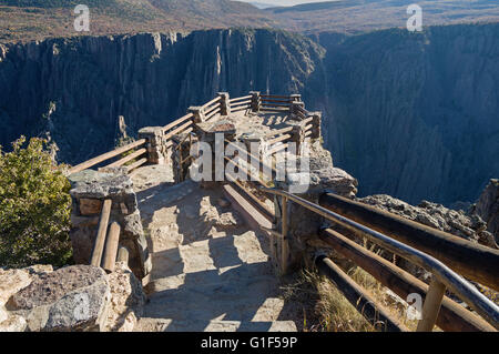 Le fasi che conducono in basso verso il punto di Gunnison si affacciano al Canyon Nero del Parco nazionale del Gunnison Colorado Foto Stock