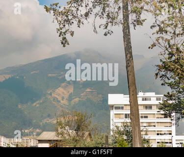 Edifici e montagne a sfondo nella città di Quito, Ecuador Foto Stock