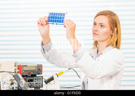 Modello rilasciato. Femmina azienda tecnico di celle solari a film sottile. Foto Stock