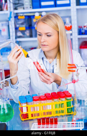 Modello rilasciato. Farmacia femmina lavorando nel laboratorio. Foto Stock