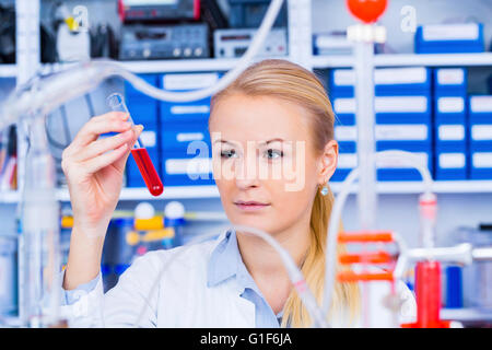 Modello rilasciato. Farmacia femmina lavorando nel laboratorio. Foto Stock