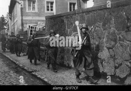 Wehrmacht tedesca soldati armati di Panzerfaust anti armi del serbatoio si muovono verso un restringimento della linea anteriore in Germania 1945 Foto Stock