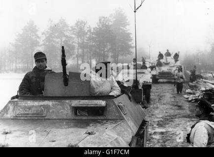 Il tedesco Halftracks 251 e serbatoi Snow camuffamento di fronte orientale 1943 Foto Stock