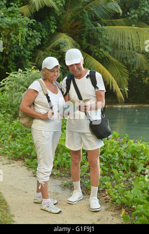 Coppia di anziani riposo a resort tropicale Foto Stock