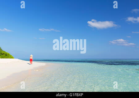 Donna sulla spiaggia, Isola di Rasdhoo, settentrionale atollo di Ari, Maldive Foto Stock