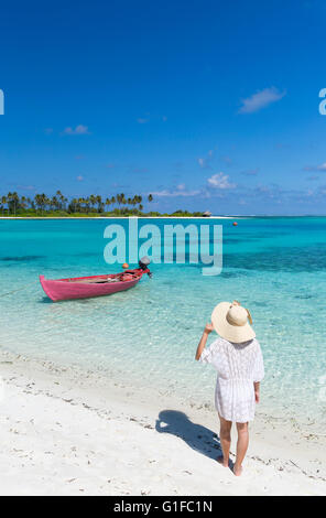 Donna sulla spiaggia a Olhuveli Beach and Spa Resort South Male Atoll, Kaafu Atoll, Maldive Foto Stock