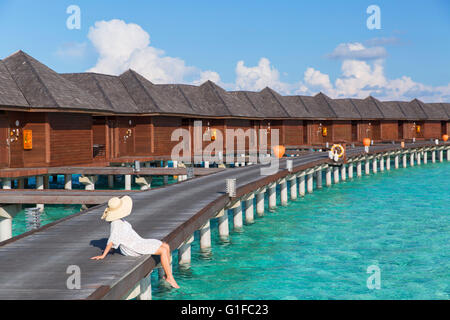 Donna presso le Ville Overwater di Olhuveli Beach and Spa Resort South Male Atoll, Kaafu Atoll, Maldive Foto Stock