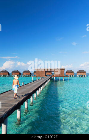 Donna presso le Ville Overwater a Olhuveli Beach and Spa Resort South Male Atoll, Kaafu Atoll, Maldive Foto Stock