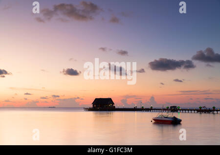 Dal Molo presso Olhuveli Beach and Spa Resort South Male Atoll, Kaafu Atoll, Maldive (PR) Foto Stock