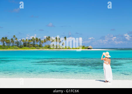 Donna sulla spiaggia a Olhuveli Beach and Spa Resort South Male Atoll, Kaafu Atoll, Maldive Foto Stock