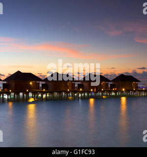 Le Ville Overwater a Olhuveli Beach and Spa Resort South Male Atoll, Kaafu Atoll, Maldive Foto Stock