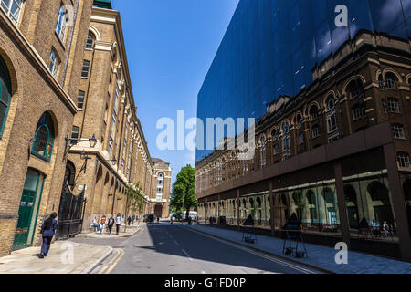 Face off tra moderno e architettura classica, Battle Bridge Lane, London Borough di Southwark, SE1, England, Regno Unito Foto Stock