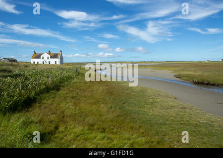 Tradizionale casa di campagna e spiaggia di North Uist, Ebridi Esterne, Scozia Foto Stock