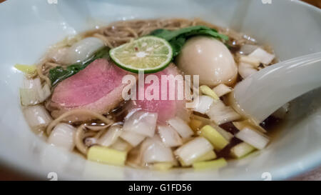 L anatra arrosto ramen in coppa a Tokyo, Giappone Foto Stock