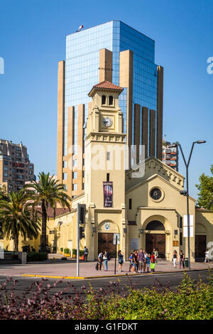 La Iglesia Catedral Castrense chiesa vicino al centro Costanero a Santiago del Cile, America del Sud. Foto Stock