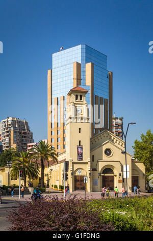 La Iglesia Catedral Castrense chiesa vicino al centro Costanero a Santiago del Cile, America del Sud. Foto Stock