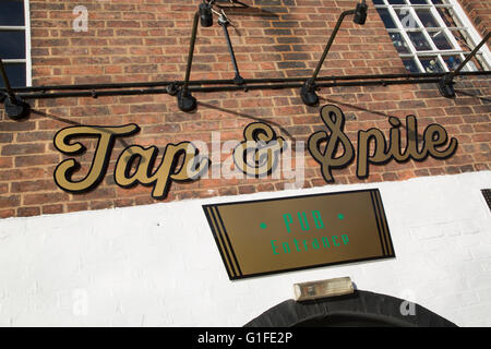 Toccare & Spile Pub e Gas Canal Street Basin; Birmingham, Inghilterra, Regno Unito Foto Stock