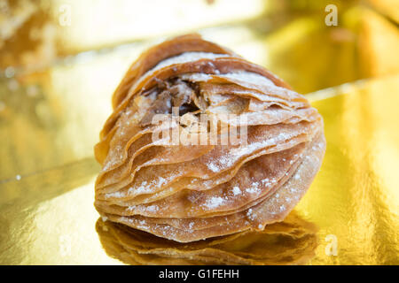 Sfogliatelle napoletane farcito con crema di cioccolato e ricoperti di zucchero a velo Foto Stock