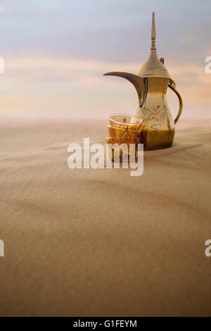 Caffè arabo sulla pentola dune di dessert Foto Stock