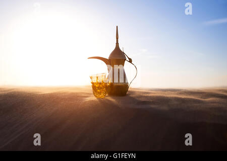 Caffè arabo pot su deserto Foto Stock