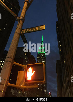 Park avenue e firmare con Empire State building di notte, NYC Foto Stock