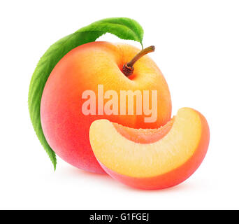 Isolato di pesche. Pesche o albicocche tutta la frutta e una fetta isolato su sfondo bianco con tracciato di ritaglio Foto Stock