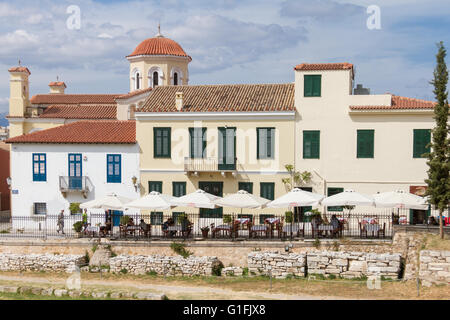 Athens, Grecia - 30 Aprile 2016: la Chiesa e gli edifici tradizionali e ristoranti vicino al Foro Romano, Atene. Foto Stock