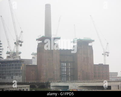 Un camino a Battersea Power Station Foto Stock