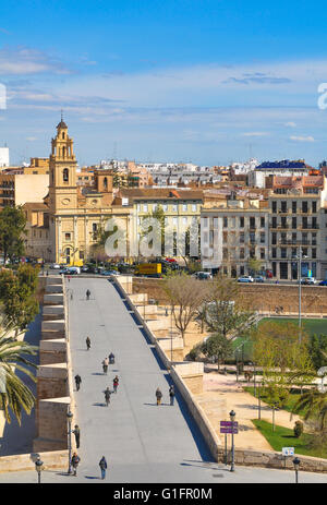 Valencia, Spagna - 30 Marzo 2016: vista della Santa Monica chiesa e il ponte di Serrano a Valencia, Spagna Foto Stock