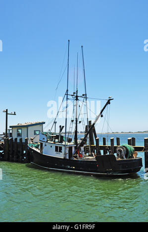 California: una barca da pesca nella bodega porto nella Bodega Bay, l'impostazione della pellicola di 1963 uccelli diretto da Alfred Hitchcock Foto Stock