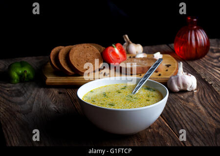 Fumante zuppa di verdure e ingredienti Foto Stock