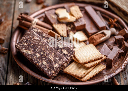 Biscotto dolce salame di cioccolato e ingredienti Foto Stock