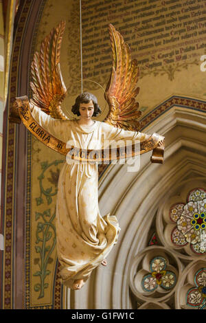 Statua di un angelo tenendo le parole Gloria in excelsis Deo nella Basilica di Vysehrad Foto Stock