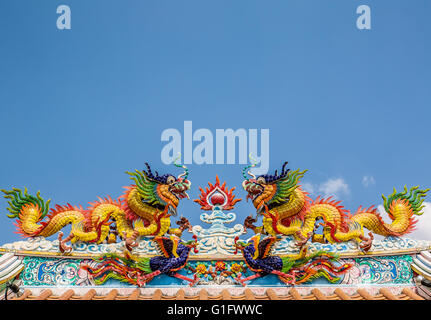 Double Dragon sul tempio cinese del tetto, pakchong, Thailandia Foto Stock