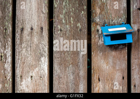 Il vecchio colore blu acciaio casella di posta elettronica per appendere alla parete di legno. Foto Stock