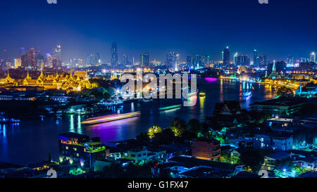 Scena notturna del Fiume Chao Phraya con i principali monumenti di Bangkok ,il Grand Palace,il tempio dell'alba,Tempio del Buddha reclinato Foto Stock