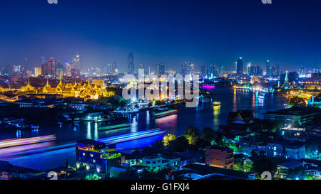 Scena notturna del Fiume Chao Phraya con i principali monumenti di Bangkok ,il Grand Palace,il tempio dell'alba,Tempio del Buddha reclinato Foto Stock