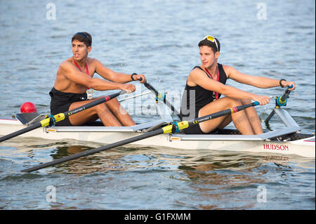 RIO DE JANEIRO - Aprile 2, 2016: i rematori di prepararsi a competere in una gara su Lagoa Rodrigo de Freitas, un luogo Olimpiadi. Foto Stock