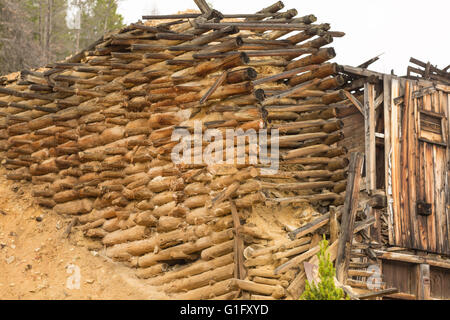 In legno antico struttura di data mining nella città fantasma di granito, montana Foto Stock