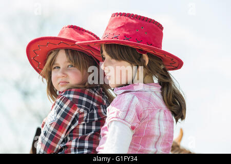 MITROV. REP CECA - 7 Maggio 2016: due simpatici bambina con Red Hat a cavallo al ranch. Foto Stock