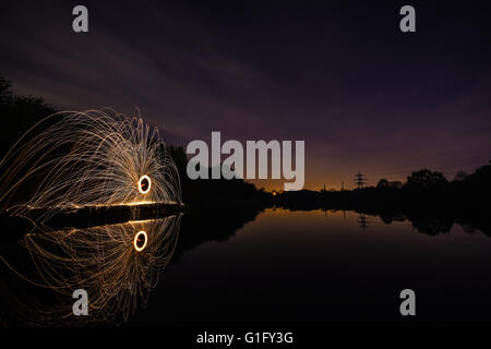 Filo di lana spinning presso il lago locale ensors. Foto Stock