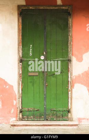 Vecchio portone verde nel quartiere francese, new orleans, Foto Stock