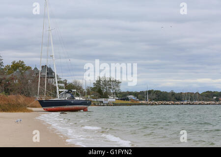 Spiaggiata barca a vela si è incagliata a Haven's Beach, Sag Harbor, NY Foto Stock