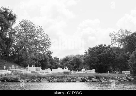 Immagine in bianco e nero di un cimitero di un corpo di acqua vicino a New Orleans Foto Stock