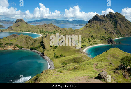 Vista panoramica sulle montagne e tre alloggiamenti Padar Isola Parco Nazionale di Komodo Indonesi Foto Stock