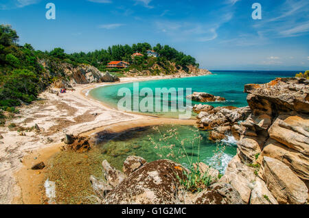 Wild bella spiaggia con acque turchesi di Vourvourou, Sithonia, Grecia Foto Stock