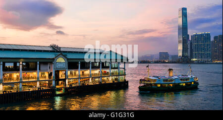 Il Terminal dello Star Ferry e la International Commerce Centre, ICC, Victoria Harbour, Hong Kong, Cina. Foto Stock