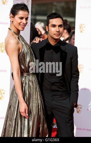 Londra, Regno Unito. 8 maggio 2016. Attore Kunal Nayyar con sua moglie Neha Kapur. Tappeto rosso arrivi della celebrità per la House of Fraser British Academy Awards televisivo presso la Royal Festival Hall. Foto Stock